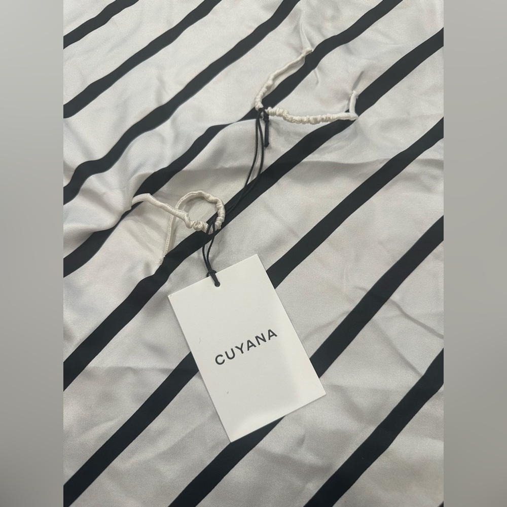 Cuyana 100% silk black and white scarf NWT - Picture 2 of 6